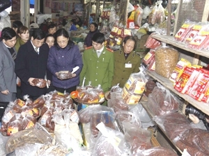 Lực lượng thanh tra liên ngành kiểm tra tại chợ Đồng Xuân.